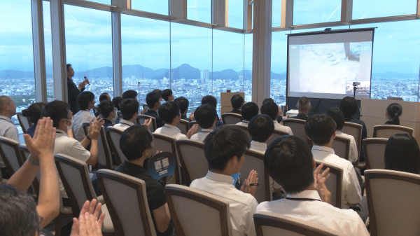 放出を見守る様子