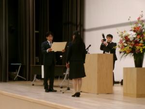 贈呈の様子を写した写真です