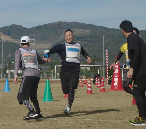 タスキを渡す選手