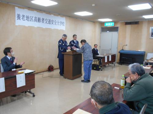 高齢者交通安全リーダー認定書授与の様子