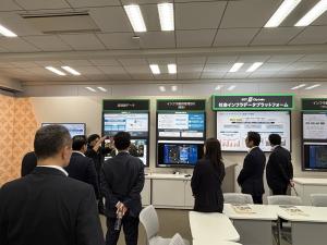 NTT ｅ-City Laboにおいて、社会課題解決に向けた取組等について説明を受ける委員