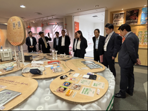 国営東京臨海広域防災公園において、防災体験学習施設の取組等について説明を受ける委員