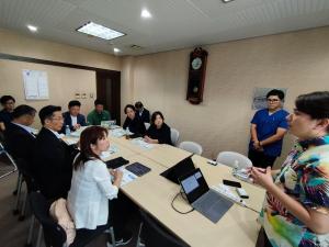 中部地区医師会検診センターにおいて、外国人観光客向け医療MaaS事業について説明を受ける委員