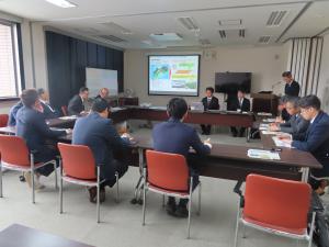 高知県農業技術センターにおいて、IoP（Internet of Plants）プロジェクトへの取組について、説明を受ける委員