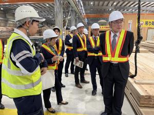 株式会社サイプレス・スナダヤ東予インダストリアルパーク工場において、CLTパネルの製作工程などについて、説明を受ける委員