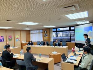 芳賀・宇都宮LRTの整備までの経緯や課題、開通による影響等について説明を受ける委員