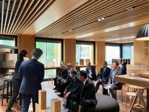 株式会社大林組Port Plusにおいて、木造高層ビル建設のために開発された技術について説明を受ける委員