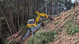 4輪多関節型作業機械の様子