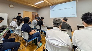 携帯圏外通信実証見学会の様子