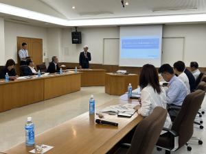 郡上市教育委員会から、ふるさと教育の取組について説明を受ける委員