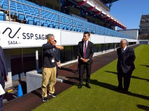 駅前不動産スタジアムにおいて、スタジアムの運営について説明を受ける委員