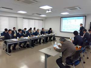 岐阜工業高等専門学校において、学校の教育方針などについて説明を受ける委員