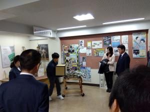 岐阜工業高等専門学校において、ロボコンに参加した学生から、ロボット製作について説明を受ける委員