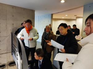 直島「ベネッセハウスミュージアム」において、展示について説明を受ける委員