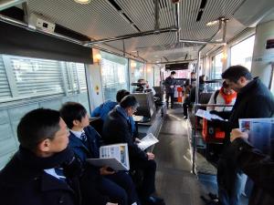 岡山電気軌道株式会社において、会社概要や会社の取組について説明を受ける委員