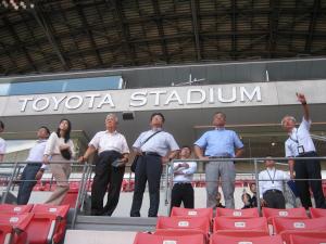 豊田スタジアムにおいて、スタジアムの機能・運営について説明を受ける委員