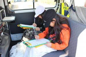 事故処理車の車内でメモを取る様子