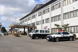 児童と警察署の写真