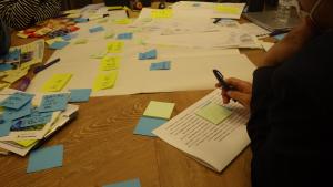 付箋にアイデアを出す