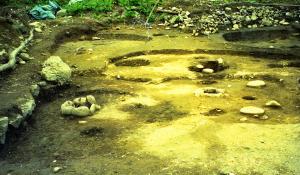 竪穴建物（第３号・第４号住居址）の調査を完了した時の全景写真です