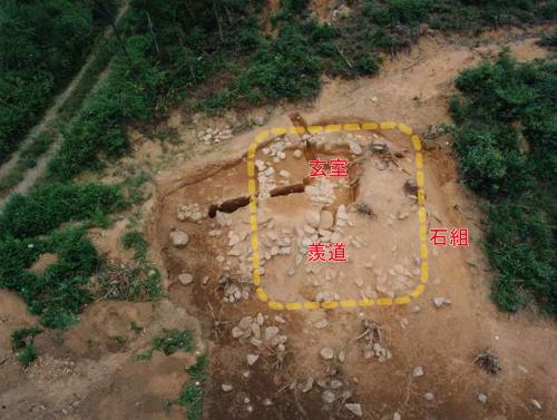 与島４号古墳を上空から撮影した写真です