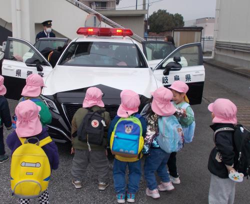 園児たちがパトカーを見学してる様子
