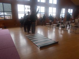 画像（横断歩道を渡る体験を行う様子）