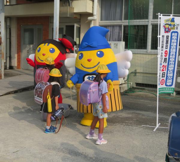 令和7年岐阜県議会議員岐阜市選挙区補欠選挙　市橋小学校(親子連れ投票の呼びかけ)