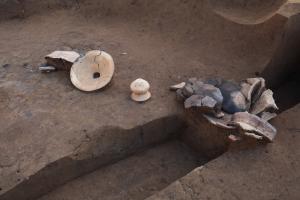 １地点の竪穴建物の床から出土した土器の写真です