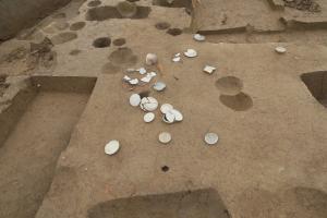 ８地点の竪穴建物の床から出土した土器の写真です