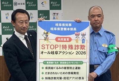 共同宣言の記者会見の写真
