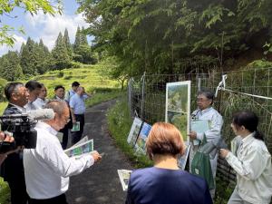 貝原棚田において、徳山なんばや飛騨・美濃伝統野菜の栽培について、説明を受ける委員