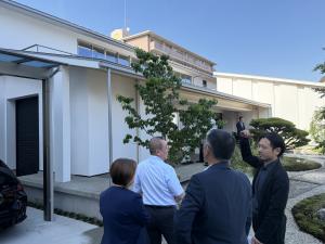 羽島グループホールディングス(株)ハシマスマートオフィスにおいて、県産材の活用状況やCLT工法について、説明を受ける委員
