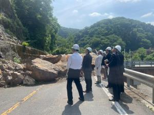 地方主要道名古屋多治見線の法面対策について説明を受ける委員