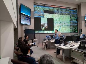 警察本部通信指令課において、110番受信後の警察署やパトカー等への指令体制について説明を受ける委員