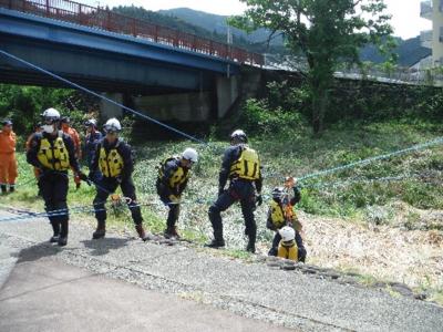 馬瀬川支流において合同水難救助訓練を実施