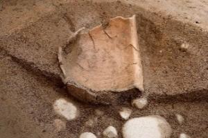 上部の破片を取り除いた状態の写真です