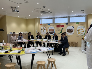 株式会社湖池屋 中部工場において、企業状況、雇用創出、地域との関わり等について説明を受ける委員