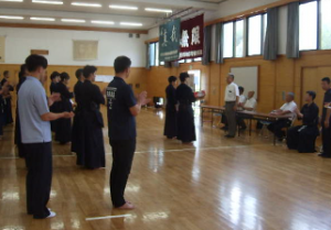 画像（大会長の下呂警察署長から表彰を受ける選手）
