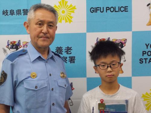 養老警察署長と松岡さんの記念撮影