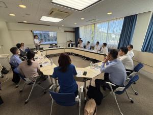 株式会社湖池屋　中部工場において、企業状況、雇用創出、地域との関わり等について説明を受ける委員