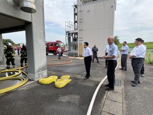 岐阜県消防学校において、消防訓練の様子を見学する委員