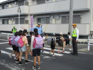 西小前での見守り