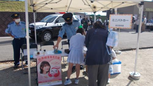 養老フェスタの来場者に対応する様子