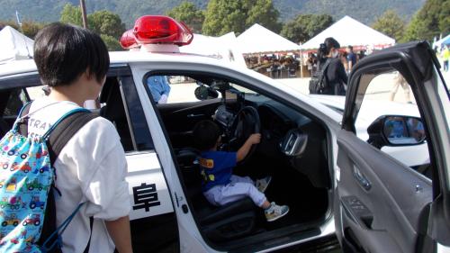 展示中のパトカーに乗車する来訪者