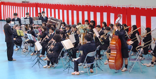 岐阜城北高校吹奏楽部が演奏する様子の写真