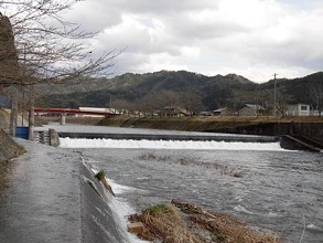 頭首工右岸