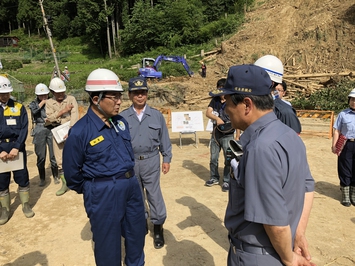 豪雨災害現場視察の様子