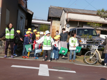 車が行くまで待つよ。ストップの画像