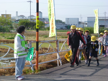 6年生が1年生と笑顔で登校